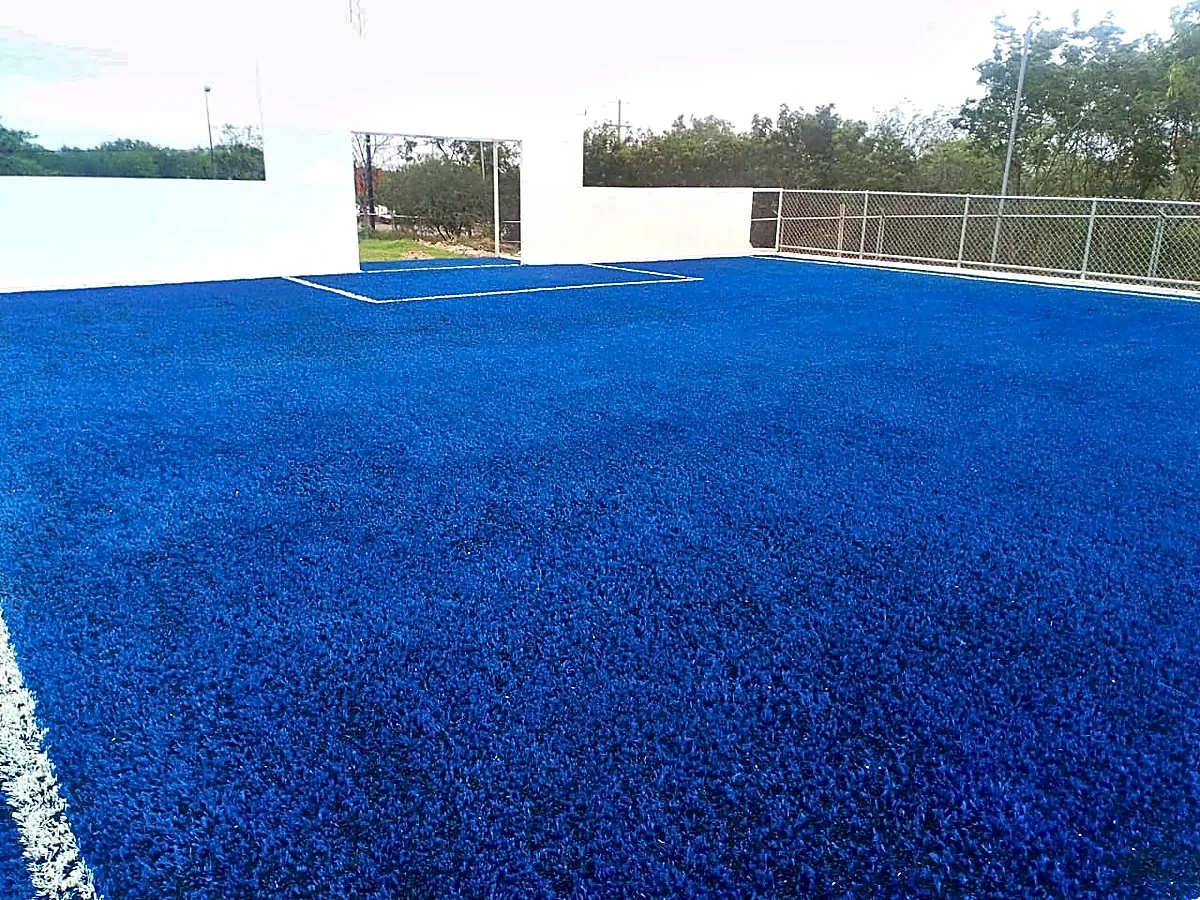 Cancha de fútbol 5 con pasto sintético en Colegio Nuevo Santander, Ciudad Victoria, Tamaulipas: vista de la cancha y su entorno