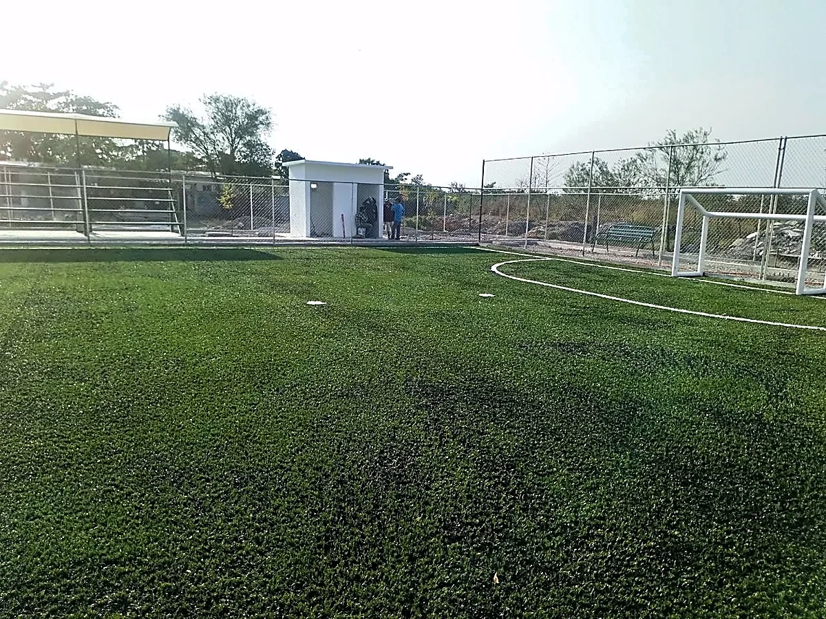 Cancha de fútbol 5 con pasto sintético en El Mante, Tamaulipas: líneas insertadas en el pasto sintético