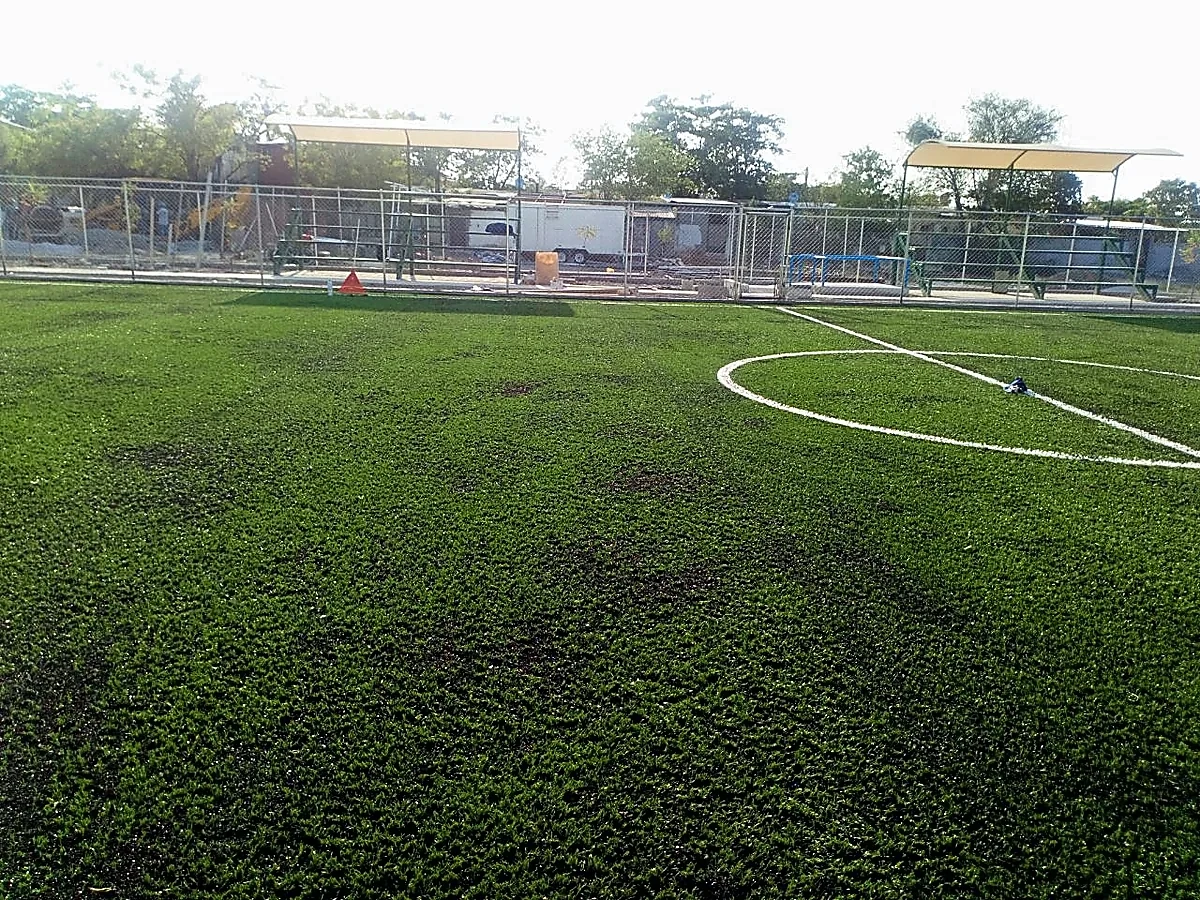 Cancha de fútbol 5 con pasto sintético en El Mante, Tamaulipas: otra vista de la cancha