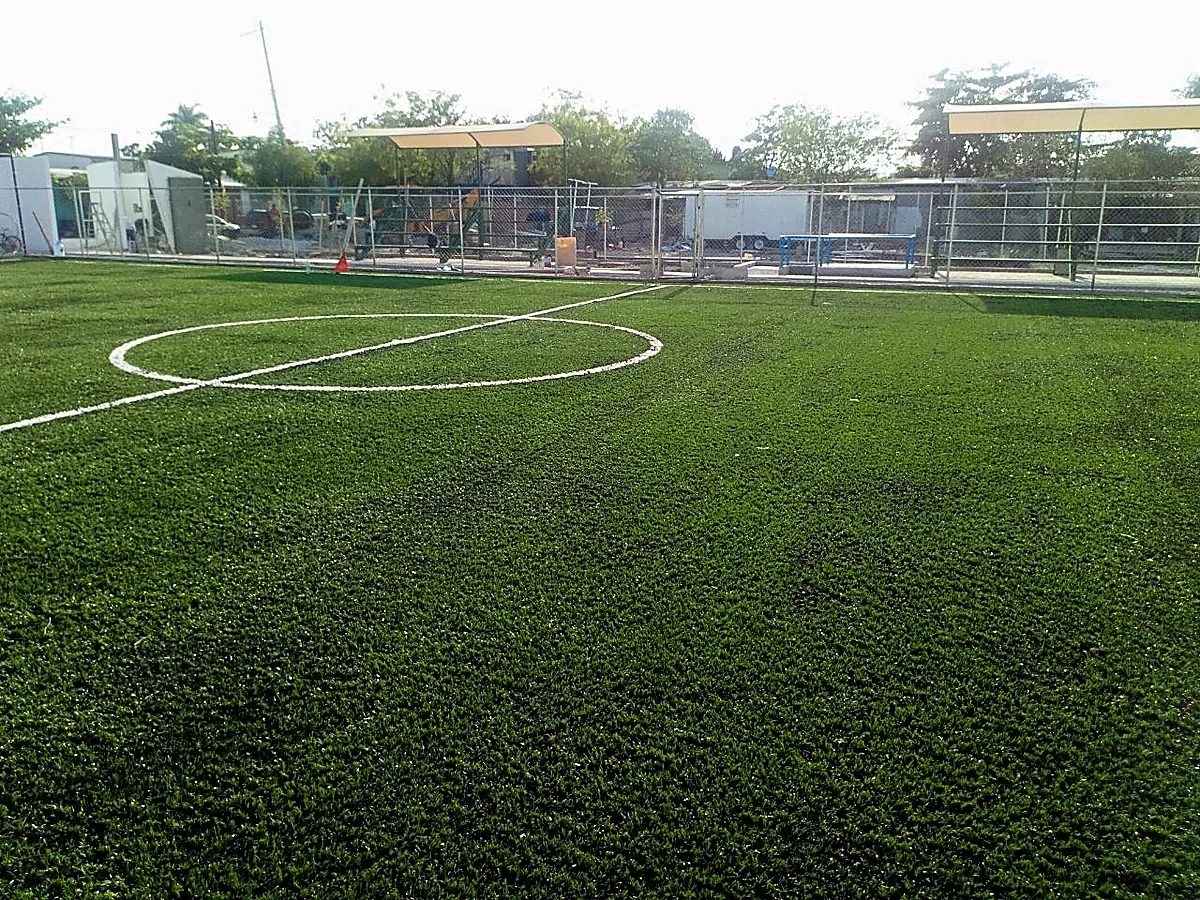 Cancha de fútbol 5 con pasto sintético en El Mante, Tamaulipas: pasto sintético deportivo recién cepillado