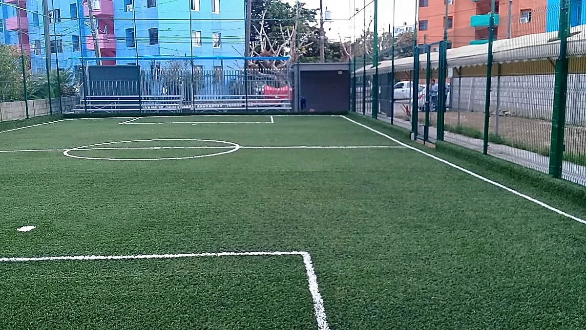 Cancha de fútbol 5 con pasto sintético en ICEST Madero, Ciudad Madero, Tamaulipas: líneas insertadas en el pasto sintético