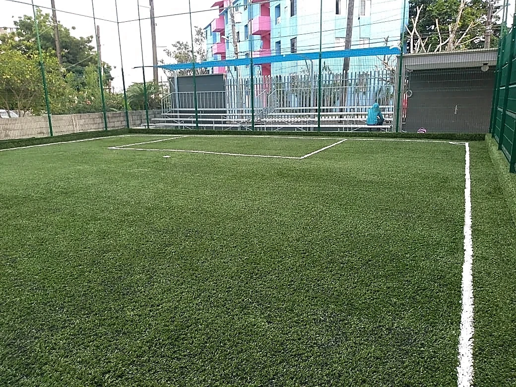 Cancha de fútbol 5 con pasto sintético en ICEST Madero, Ciudad Madero, Tamaulipas: pasto sintético deportivo recién cepillado