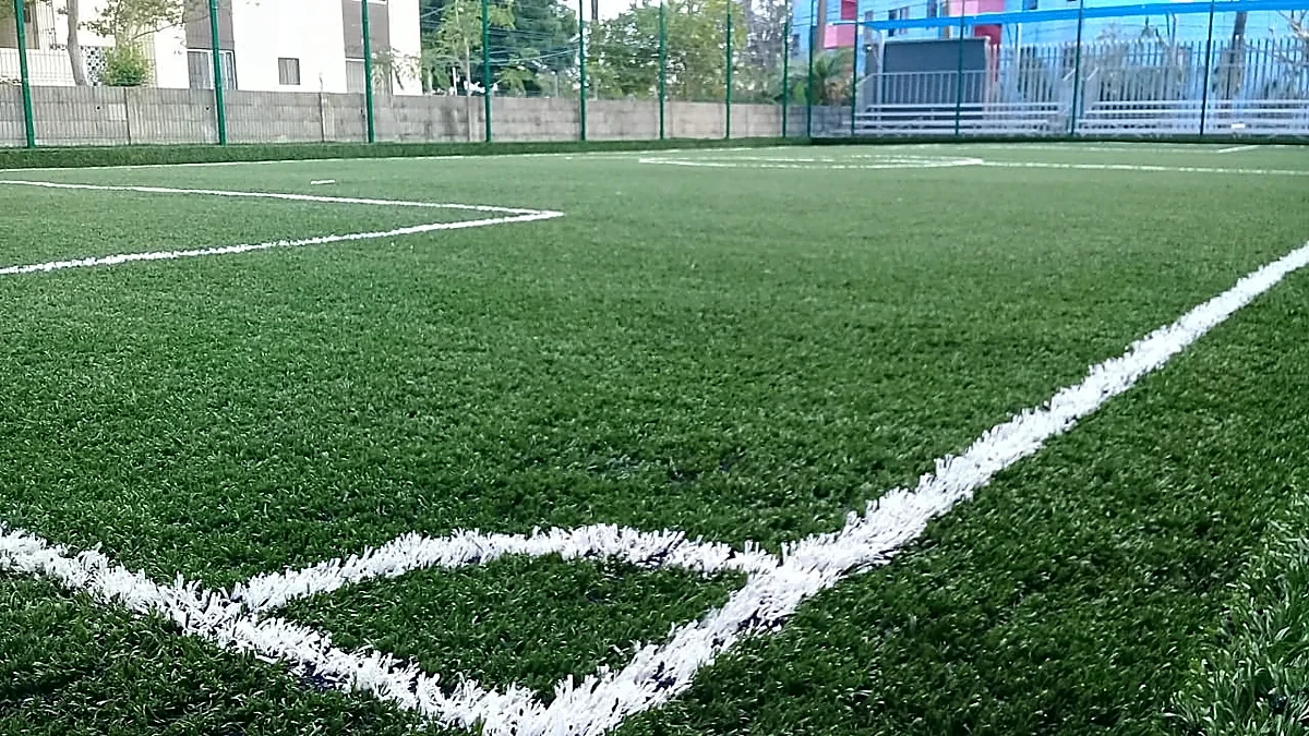 Cancha de fútbol 5 con pasto sintético en ICEST Madero, Ciudad Madero, Tamaulipas: la cancha desdel fondo