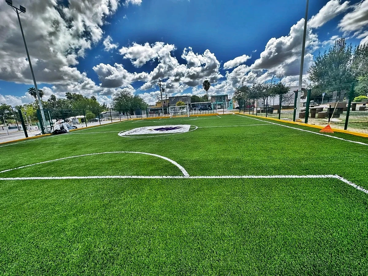 Cancha de fútbol 5 con pasto sintético en Plaza Pública la Libertad, Nuevo Laredo, Tamaulipas: pasto sintético deportivo recién cepillado