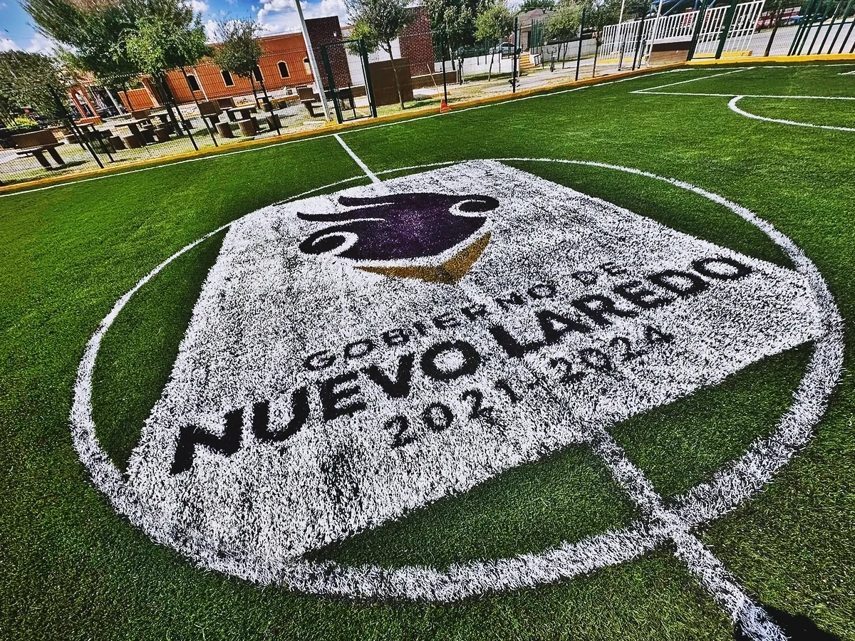 Cancha de fútbol 5 con pasto sintético en Plaza Pública la Libertad, Nuevo Laredo, Tamaulipas: la cancha desdel fondo