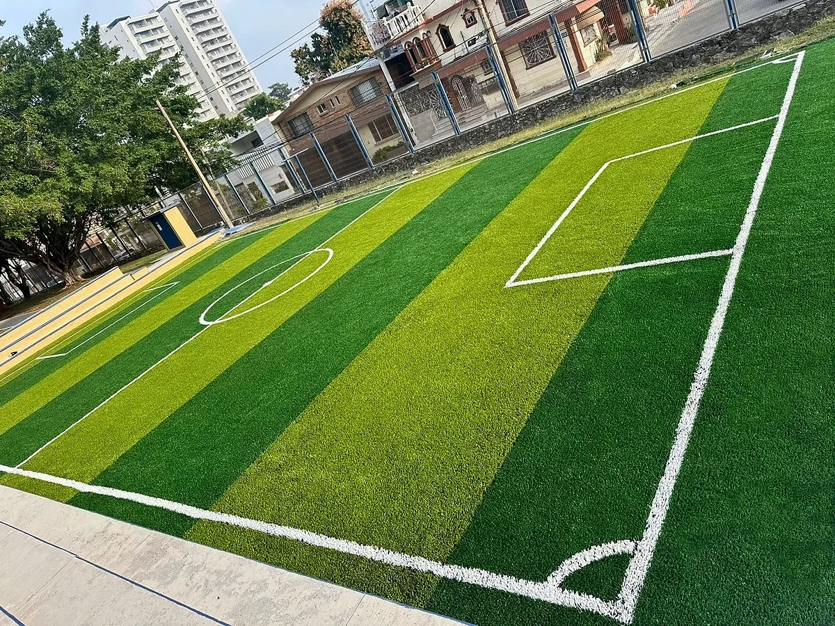 Detalle del pasto sintético de la cancha de fútbol 5 en Tampico, Tamaulipas