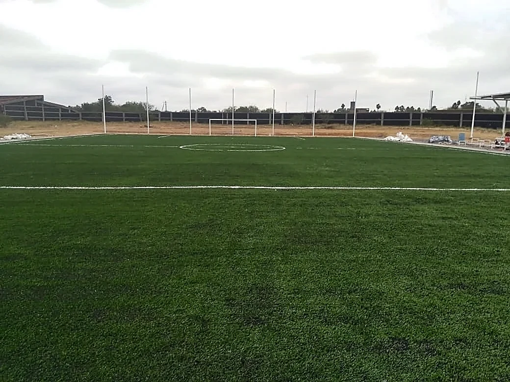 Cancha de fútbol 7 con pasto sintético en Campo Deportivo de Ciudad Guerrero, Tamaulipas: la cancha desde la línea lateral