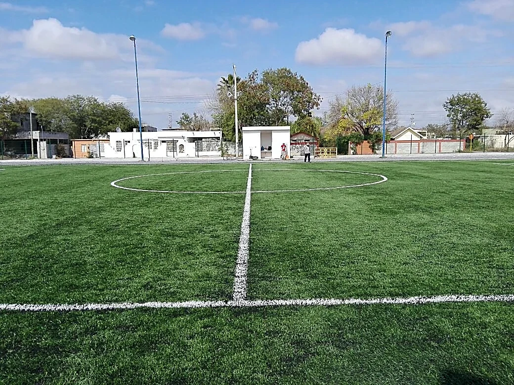 Cancha de fútbol 7 con pasto sintético en Campo Deportivo los Guerra, Miguel Alemán, Tamaulipas: líneas de juego insertadas en el mismo pasto