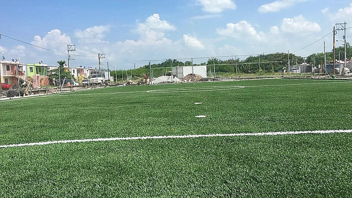 Cancha de fútbol 7 con pasto sintético en Campo Deportivo Santa Monica, Ciudad Mante, Tamaulipas: otra vista de la cancha de fútbol 7