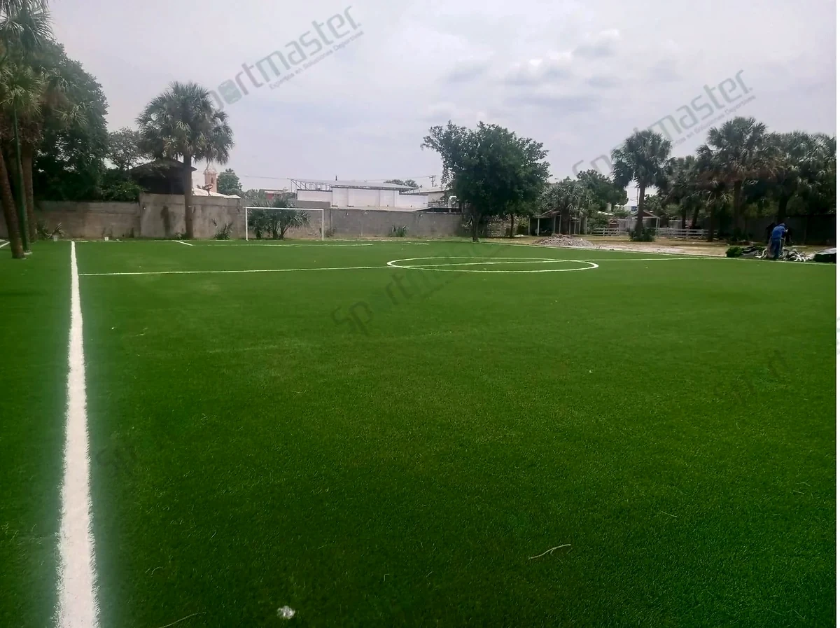 Detalle del pasto sintético de la cancha de fútbol 7 en Ciudad Victoria, Tamaulipas