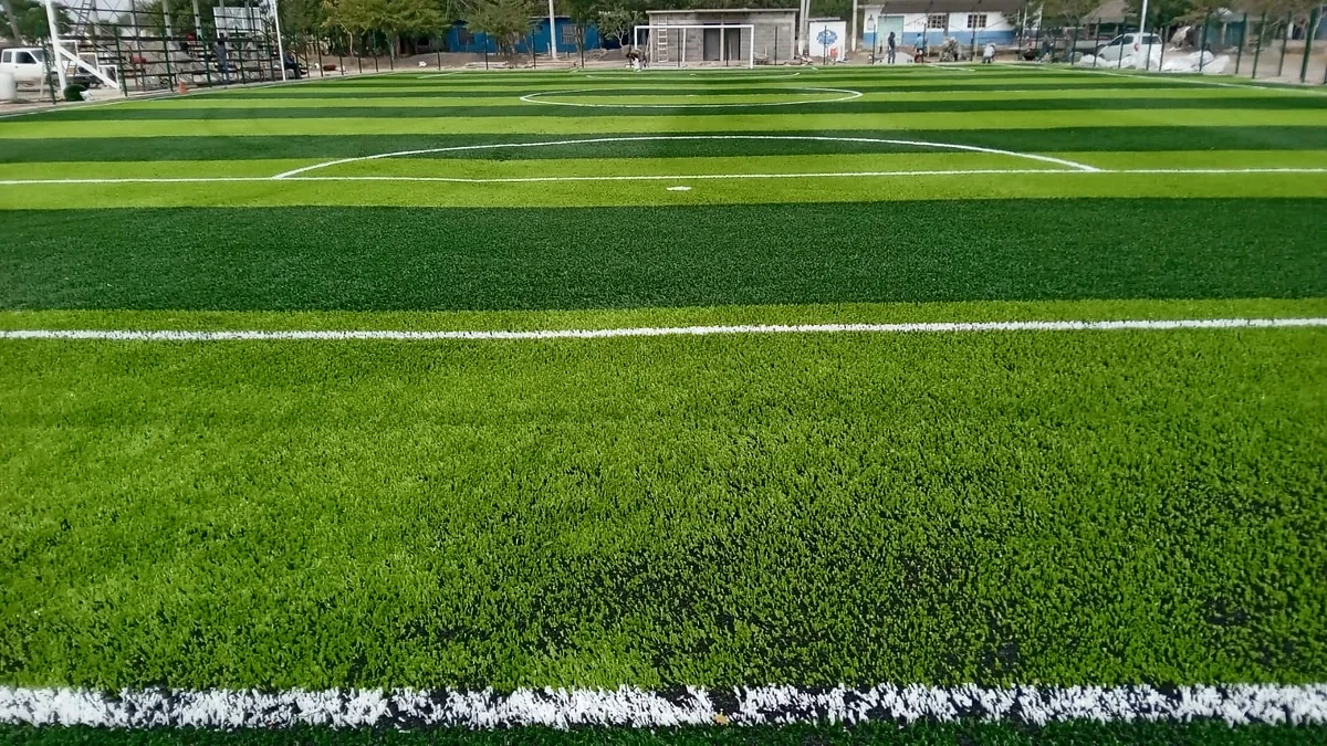 Cancha de fútbol 7 con pasto sintético en Estación Manuel, Tamaulipas: pasto sintético deportivo recién cepillado