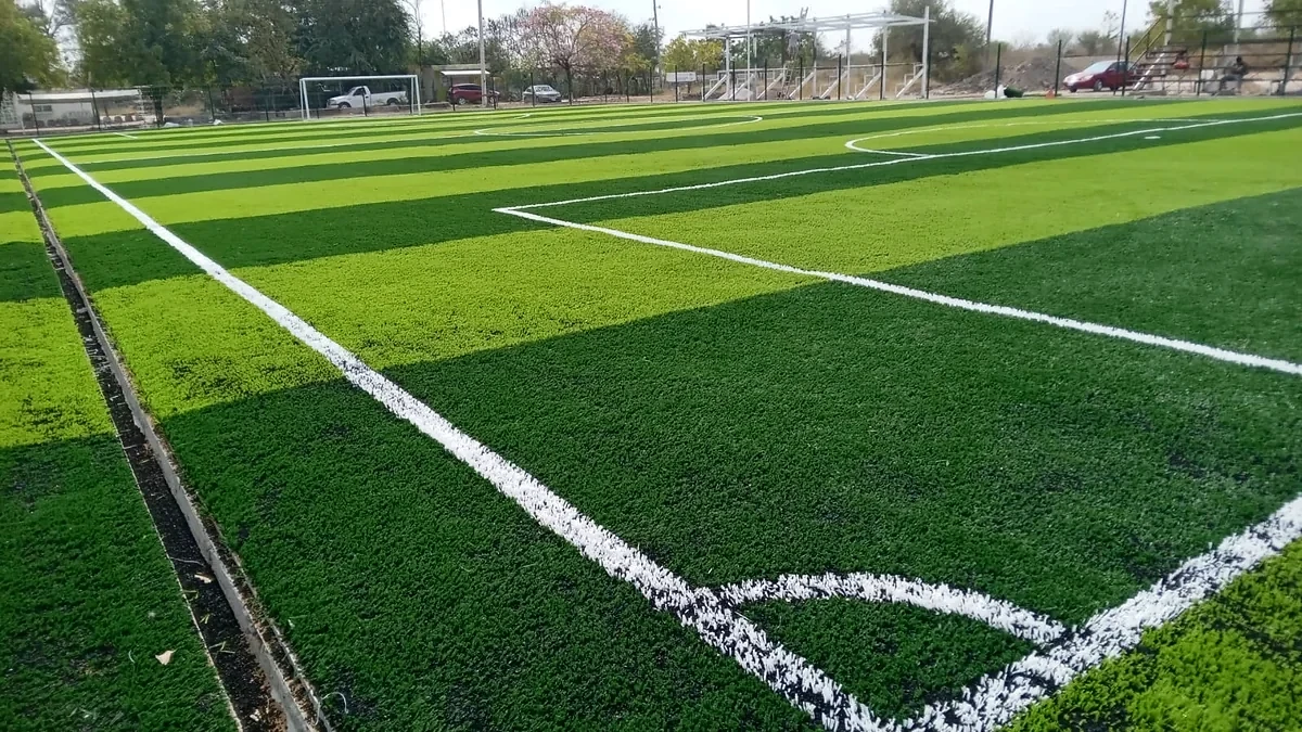Cancha de fútbol 7 con pasto sintético en Estación Manuel, Tamaulipas: la cancha desdel fondo