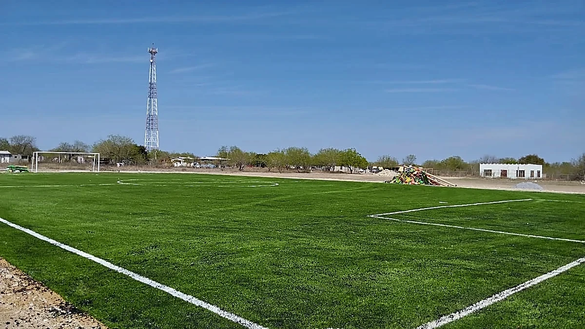 Cancha de fútbol 7 con pasto sintético en Gustavo Díaz Ordaz, Tamaulipas: la cancha desde la línea lateral