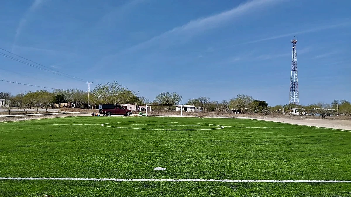 Cancha de fútbol 7 con pasto sintético en Gustavo Díaz Ordaz, Tamaulipas: pasto sintético deportivo recién cepillado