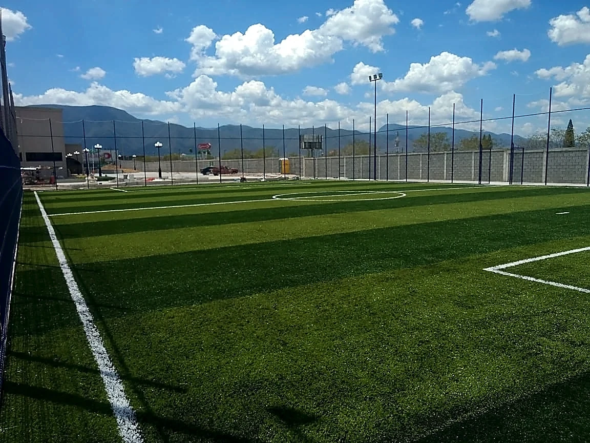 Cancha de fútbol 7 con pasto sintético en ICEST Victoria, Ciudad Victoria, Tamaulipas: líneas de juego insertadas en el mismo pasto
