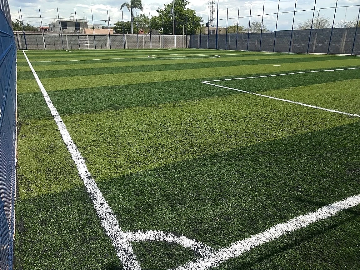 Cancha de fútbol 7 con pasto sintético en ICEST Victoria, Ciudad Victoria, Tamaulipas: vista de la cancha y su entorno