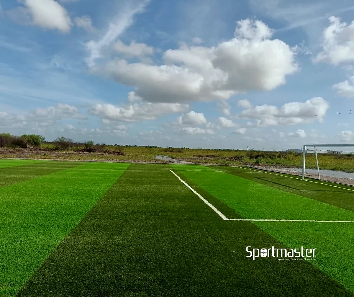 Cancha de fútbol 7 con pasto sintético en Matamoros, Tamaulipas: la cancha desde la línea lateral