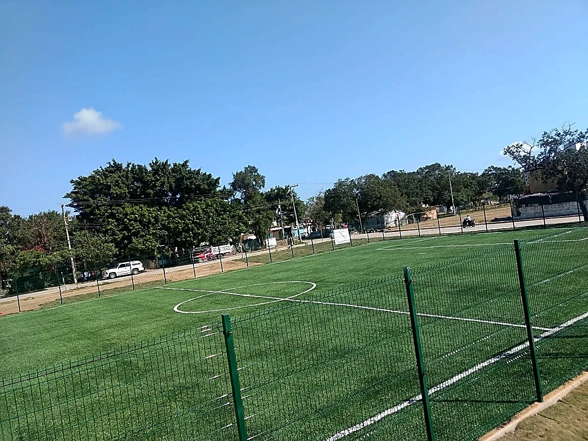 Cancha de fútbol 7 con pasto sintético en Parque del Barrio, Altamira, Tamaulipas: la cancha desde la línea lateral