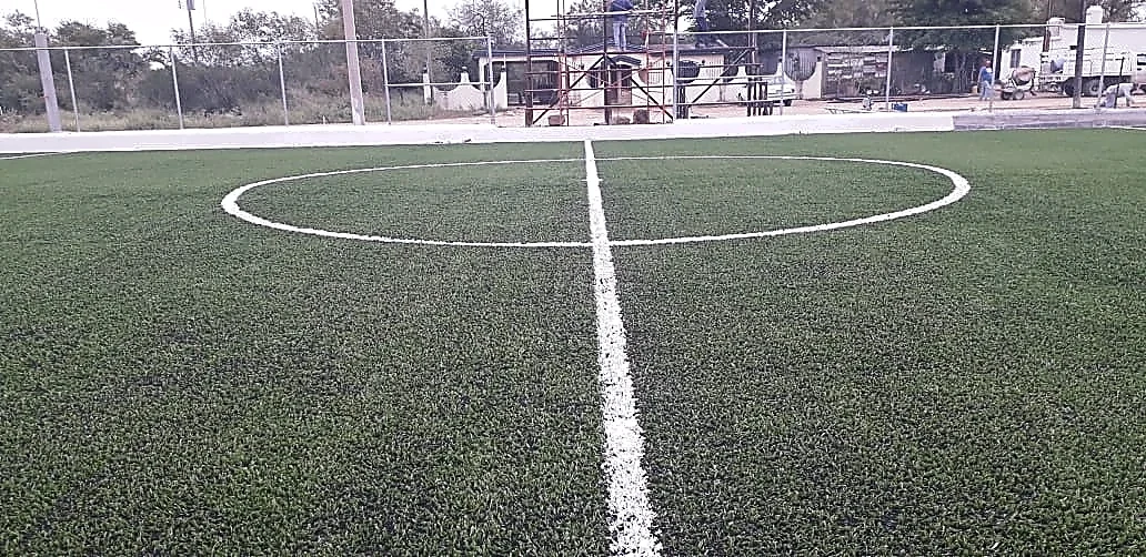 Cancha de fútbol 7 con pasto sintético en San Fernando, Tamaulipas: líneas de juego insertadas en el mismo pasto