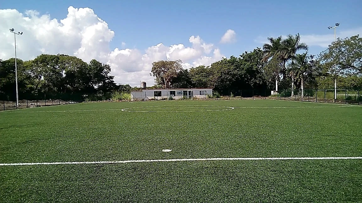 Cancha de fútbol 7 con pasto sintético en Secundaria Técnica #72, Aldama, Tamaulipas: líneas de juego insertadas en el mismo pasto
