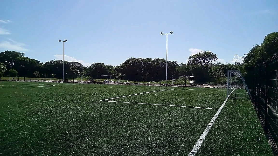 Cancha de fútbol 7 con pasto sintético en Secundaria Técnica #72, Aldama, Tamaulipas: la cancha desdel fondo