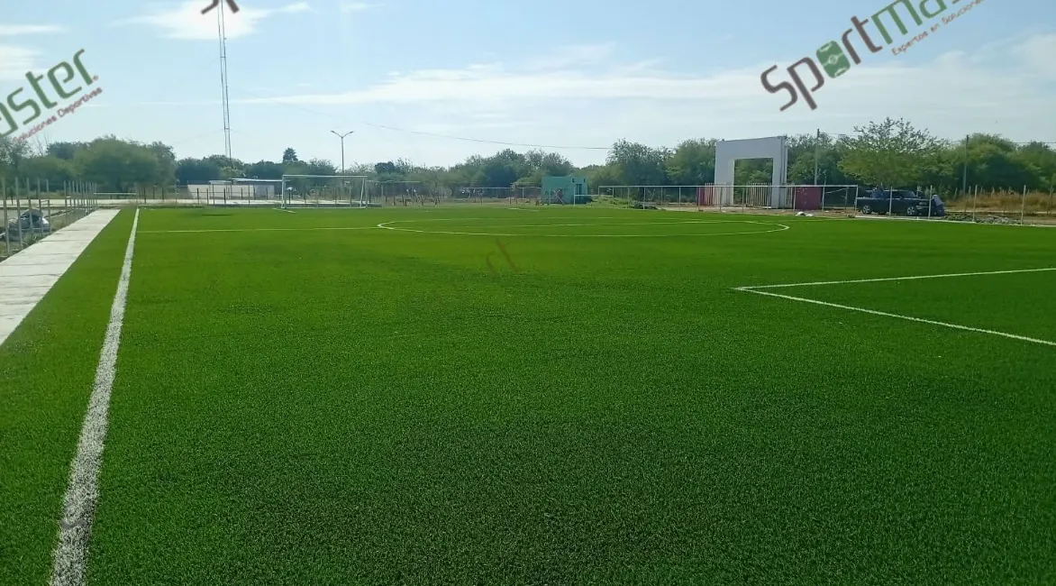 Cancha de fútbol 7 con pasto sintético en Unidad Deportiva de Abasolo, Abasolo, Tamaulipas: la cancha desde la línea lateral