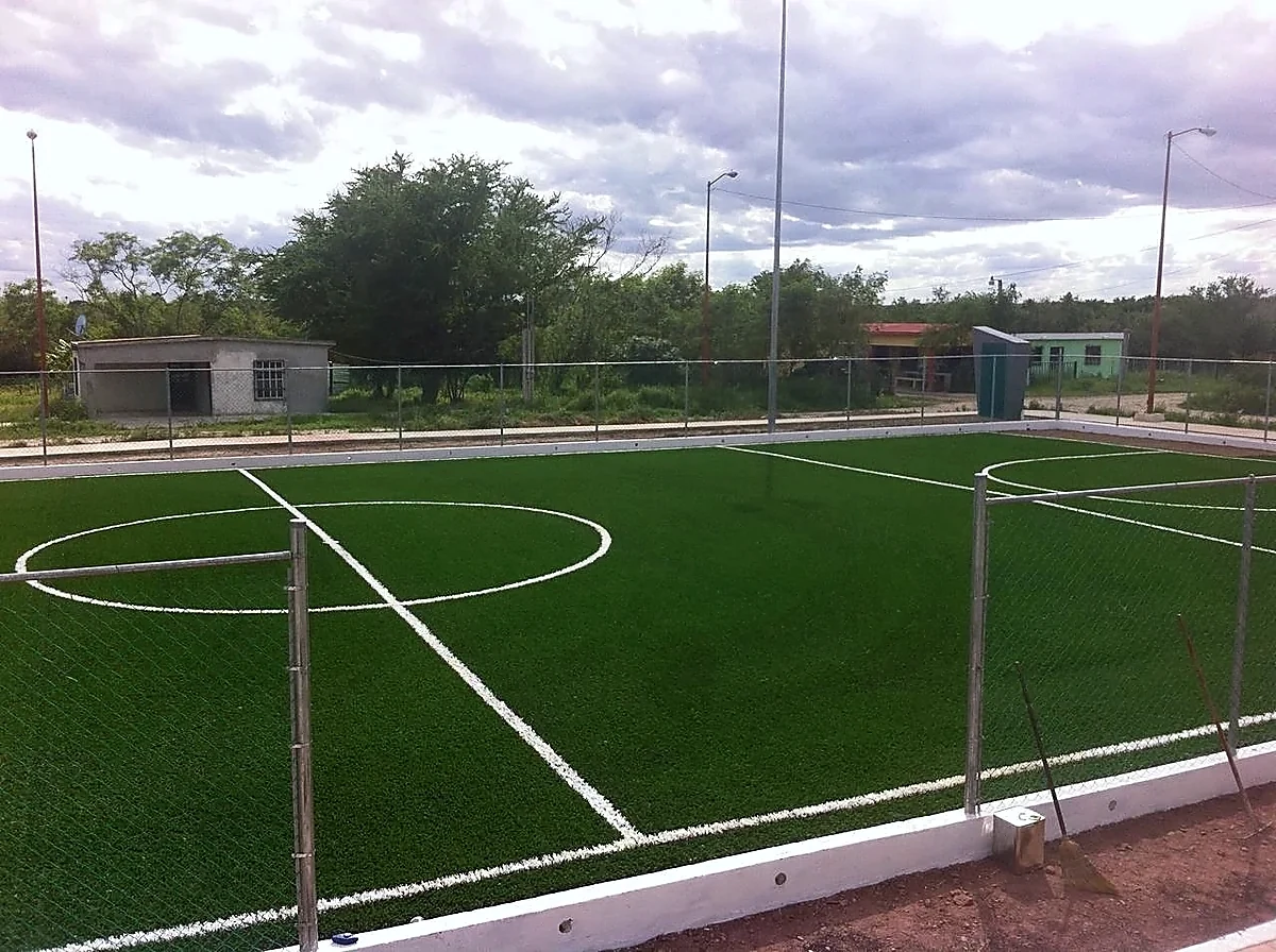 Cancha de fútbol 7 con pasto sintético en Unidad Deportiva el Tamul de la Rivereña, San Fernando, Tamaulipas: líneas de juego insertadas en el mismo pasto