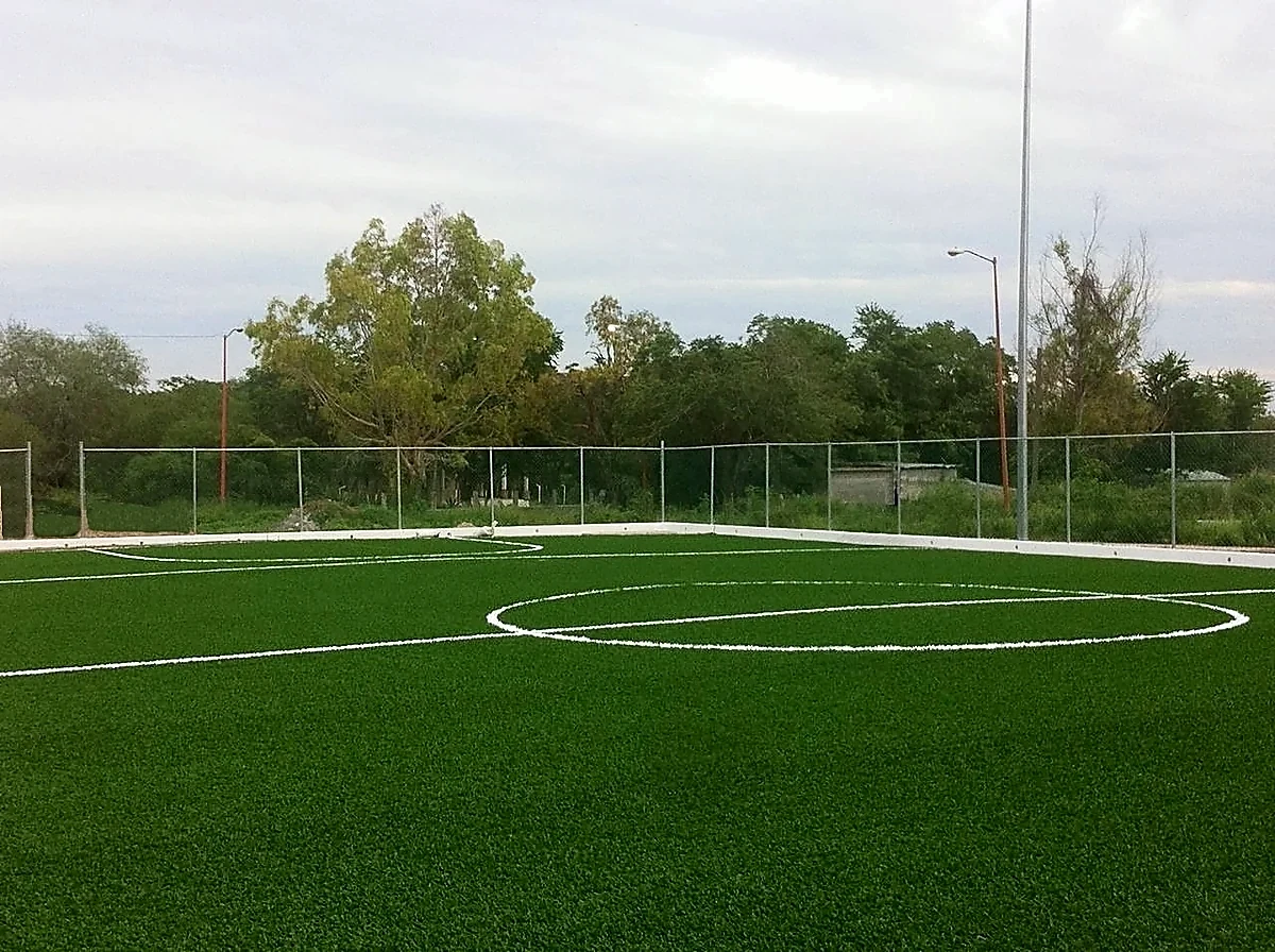 Detalle del pasto sintético de la cancha de fútbol 7 en San Fernando, Tamaulipas