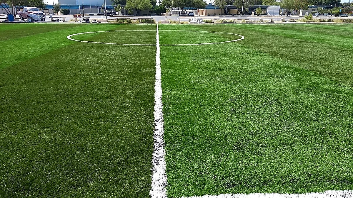 Cancha de fútbol 7 con pasto sintético en Universidad Autónoma de Tamaulipas, Nuevo Laredo