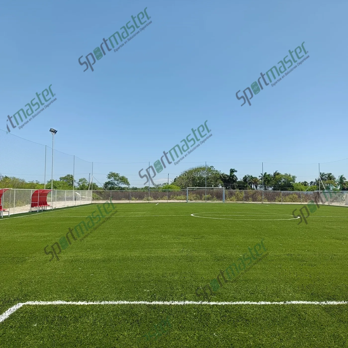 Cancha de fútbol 7 con pasto sintético y accesorios en UTMART, La Pesca, Soto La Marina, Tamaulipas: la línea de banda y el círculo central