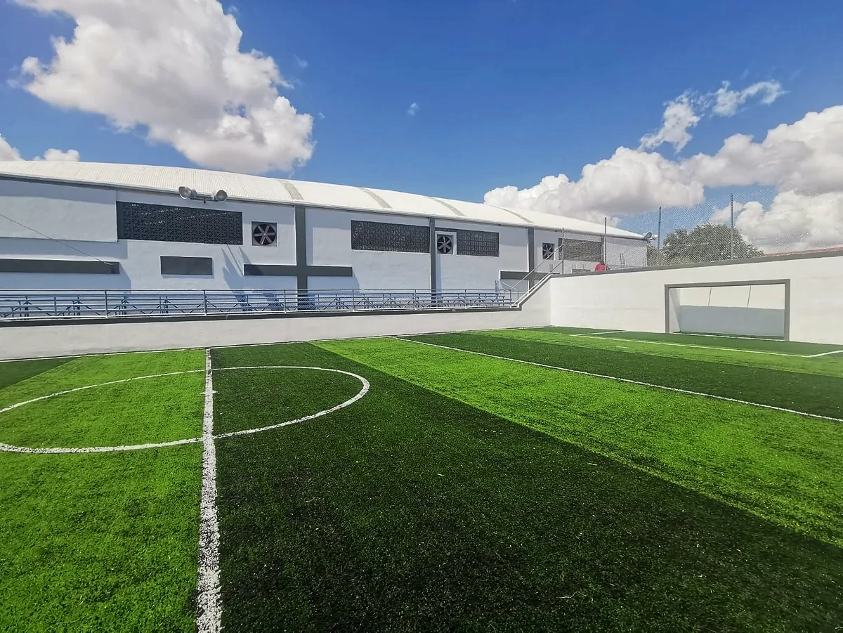 Cancha de fútbol rápido con pasto sintético en Auditorio Municipal de Miguel Alemán, Tamaulipas: la cancha desde la línea lateral