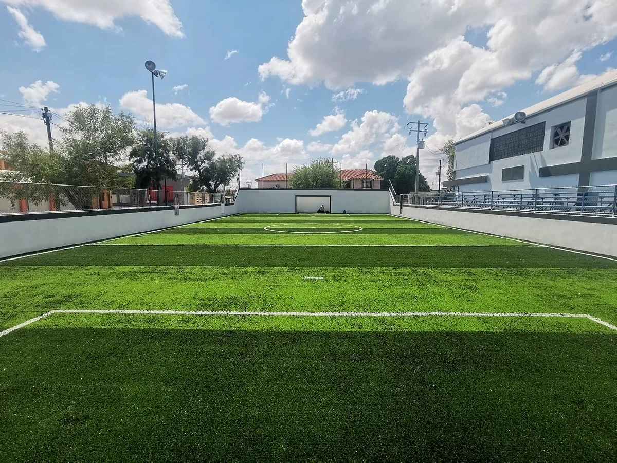 Cancha de fútbol rápido con pasto sintético en Auditorio Municipal de Miguel Alemán, Tamaulipas: vista de la cancha y su entorno