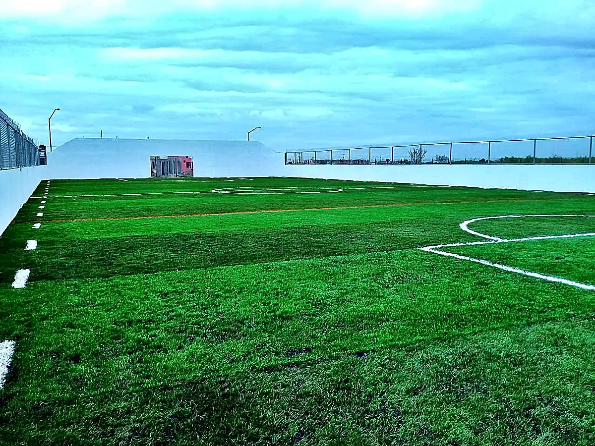 Cancha de fútbol rápido con pasto sintético en Campo del Parque Juvenil de Nuevo Laredo, Tamaulipas: líneas de juego insertadas en el pasto