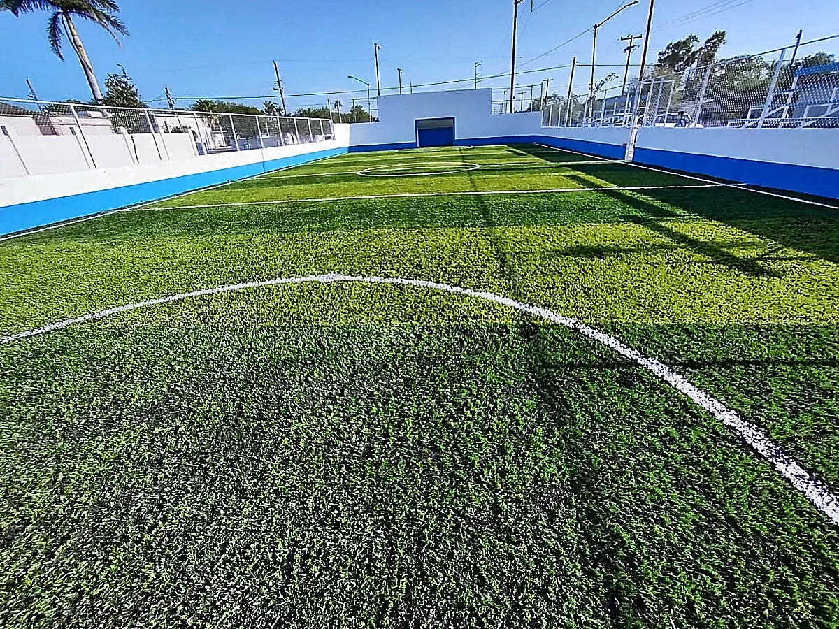 Cancha de fútbol rápido con pasto sintético en Cancha Retomando El Progreso, Valle Hermoso, Tamaulipas: la cancha desde la línea lateral