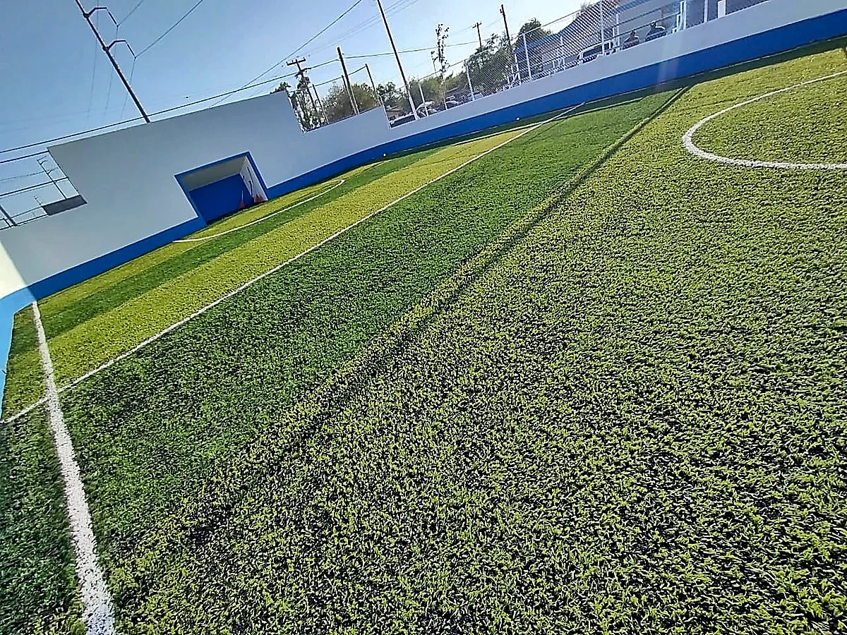 Cancha de fútbol rápido con pasto sintético en Cancha Retomando El Progreso, Valle Hermoso, Tamaulipas: la cancha desdel fondo