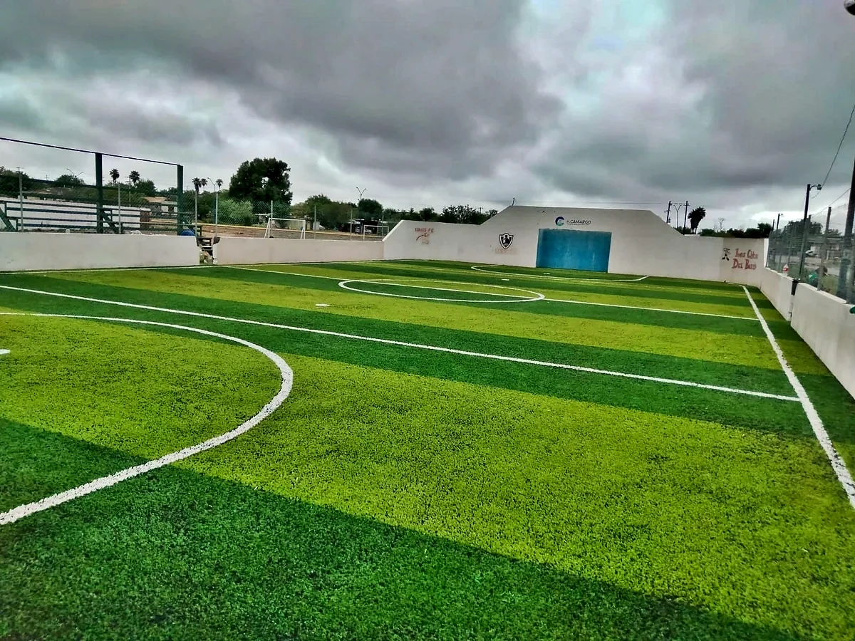 Cancha de fútbol rápido con pasto sintético en Unidad Deportiva Población Comales
