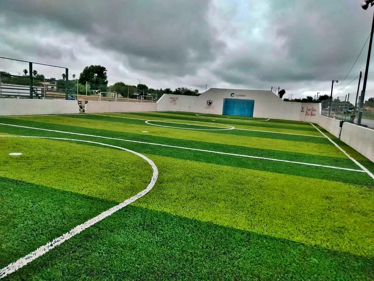 Cancha de fútbol rápido con pasto sintético en Unidad Deportiva Población Comales, Tamaulipas: la cancha desde la línea lateral