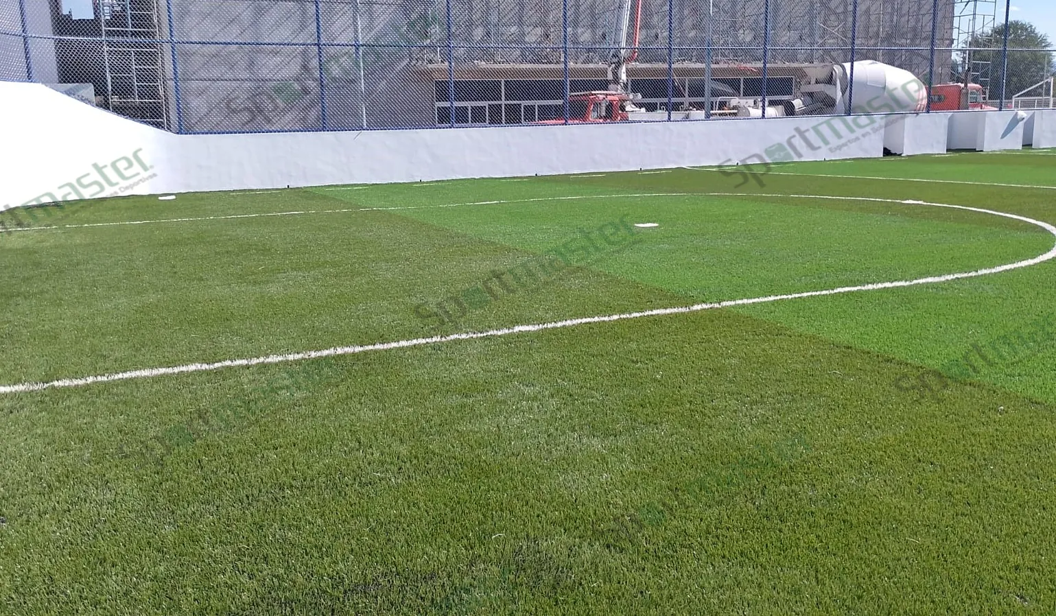 Cancha de fútbol rápido con pasto sintético en Universidad La Salle, Ciudad Victoria, Tamaulipas: el círculo central sobre el pasto sintético