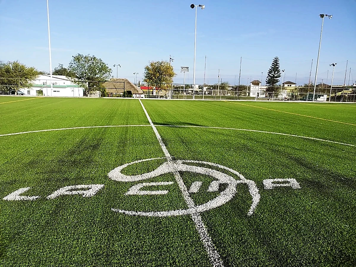 Cancha de fútbol soccer con pasto sintético en Ciudad Victoria, Tamaulipas: líneas de juego insertadas en el pasto