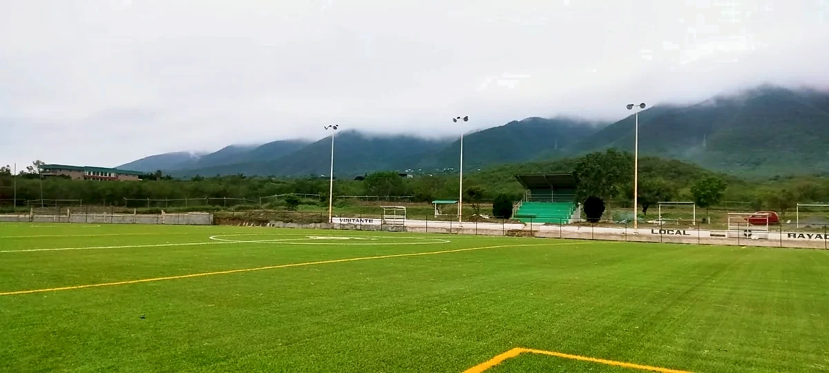 Cancha de fútbol soccer con pasto sintético en Ciudad Victoria, Tamaulipas: la cancha desde la línea lateral