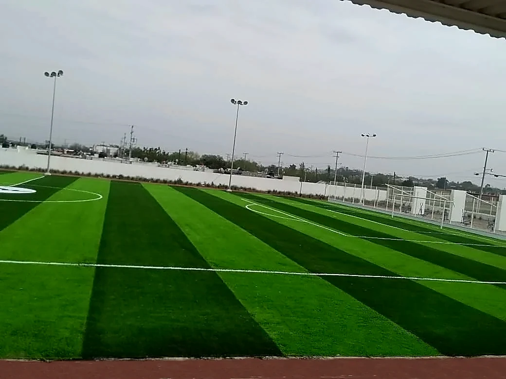 Cancha de fútbol soccer con pasto sintético en Deportivo Lomas del Rio, Nuevo Laredo, Tamaulipas: la cancha desde la línea lateral