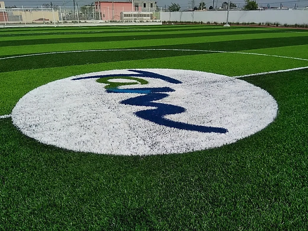 Cancha de fútbol soccer con pasto sintético en Deportivo Lomas del Rio, Nuevo Laredo, Tamaulipas: vista de la cancha y su entorno