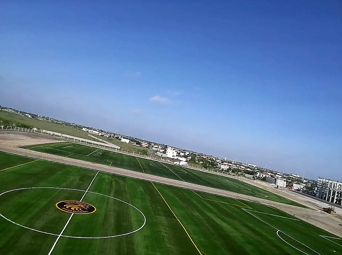 Cancha de fútbol soccer con pasto sintético en Gavilanes, Matamoros, Tamaulipas: líneas de juego insertadas en el pasto