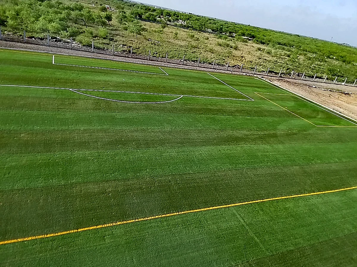 Cancha de fútbol soccer con pasto sintético en Gavilanes, Matamoros, Tamaulipas: pasto sintético deportivo recién cepillado