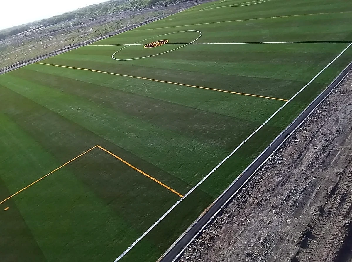 Cancha de fútbol soccer con pasto sintético en Gavilanes, Matamoros, Tamaulipas: vista de la cancha y su entorno