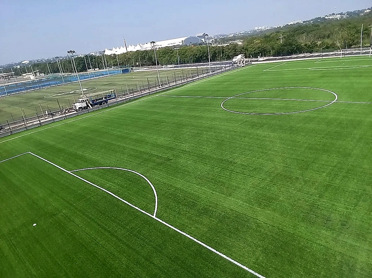 Cancha de fútbol soccer con pasto sintético en Unidad Deportiva de Tampico