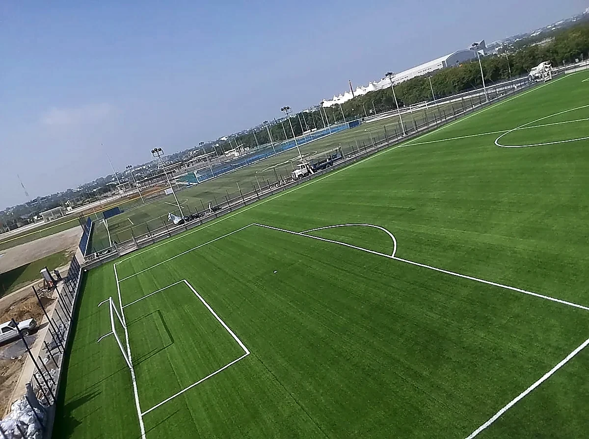 Cancha de fútbol soccer con pasto sintético en Unidad Deportiva de Tampico, Tamaulipas: la cancha desde la línea lateral
