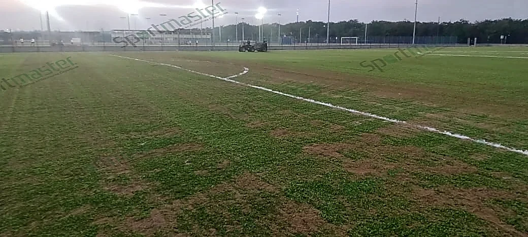 Cancha de fútbol soccer con pasto sintético en Unidad Deportiva de Tampico, Tamaulipas: vista de la cancha y su entorno