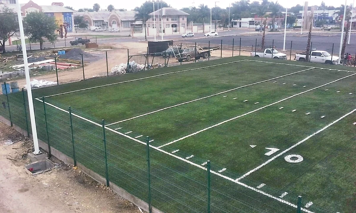 Cancha de tochito con pasto sintético vista desde arriba, con malla perimetral, en la Unidad Deportiva Adolfo Ruiz Cortines, Ciudad Victoria