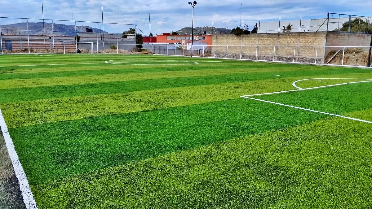 Cancha de fútbol 7 con pasto sintético en Seven vs Seven, Tlaxcala, Tlaxcala: la cancha desde la línea lateral